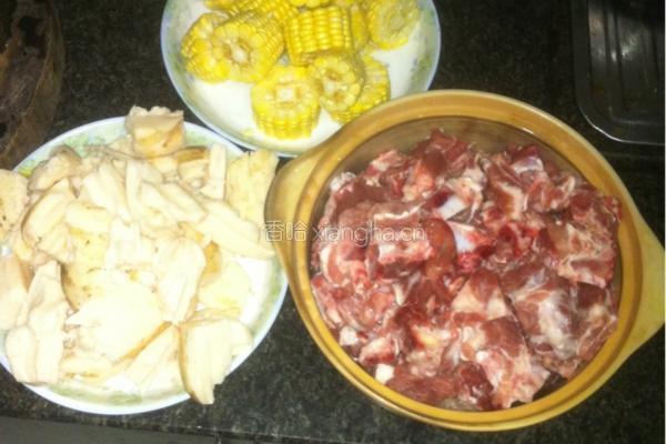 排骨玉米莲藕汤的做法图解1