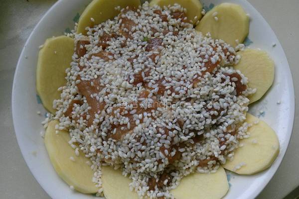 土豆糯米蒸里脊肉的做法图解7