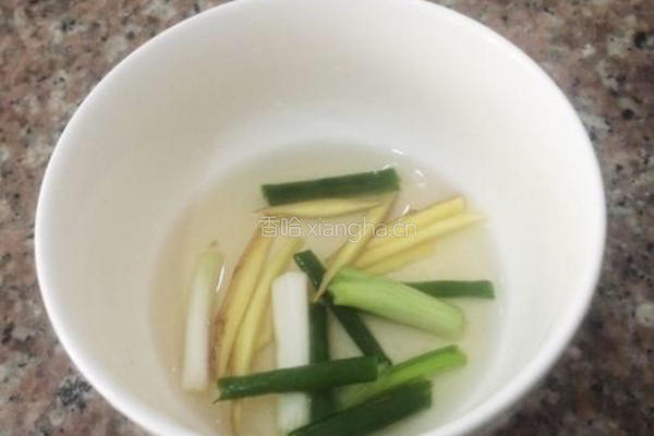 清蒸鲈鱼的做法图解2