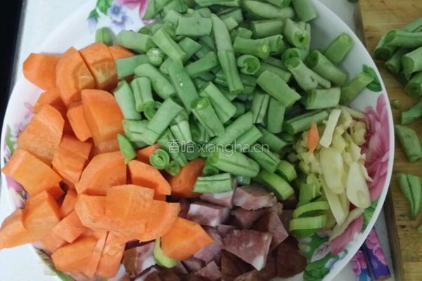架豆王炒香肠胡萝卜的做法图解1