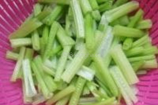 芹菜炒肉的做法图解1