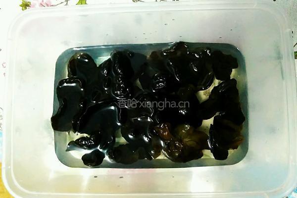 双椒木耳丝的做法图解1