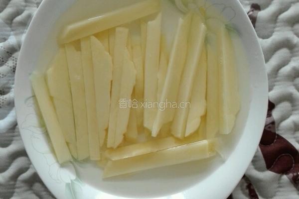 胡萝卜青椒炒土豆的做法图解2
