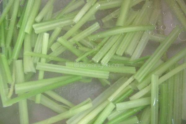 烧肉炒芹菜的做法图解4