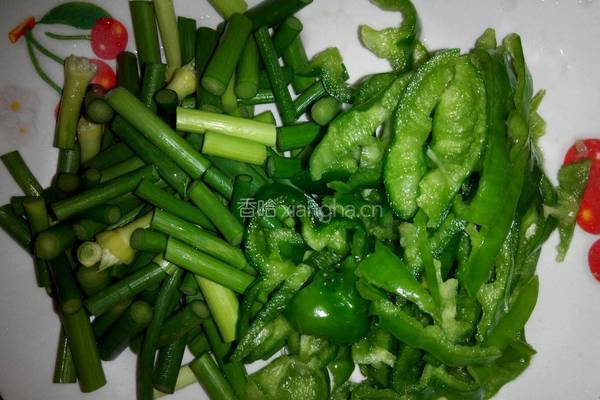 青椒蒜苔炒香肠的做法图解2
