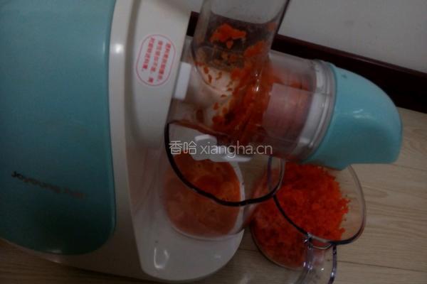 胡萝卜汁手擀面的做法图解3