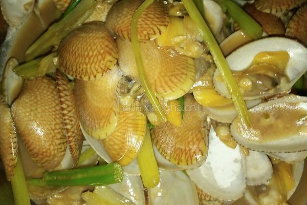 芹菜炒花甲的做法图解4