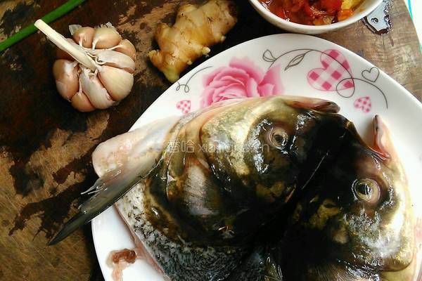 剁椒鱼头的做法图解1