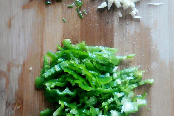 油爆青椒干虾的做法图解2