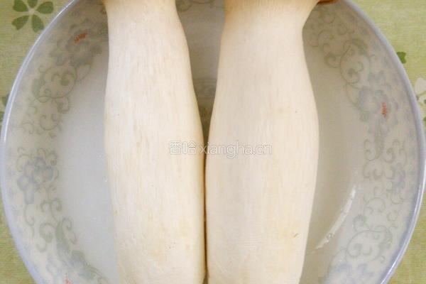 肉片炒杏鲍菇的做法图解2