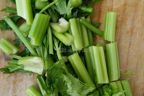芹菜包子的做法图解2