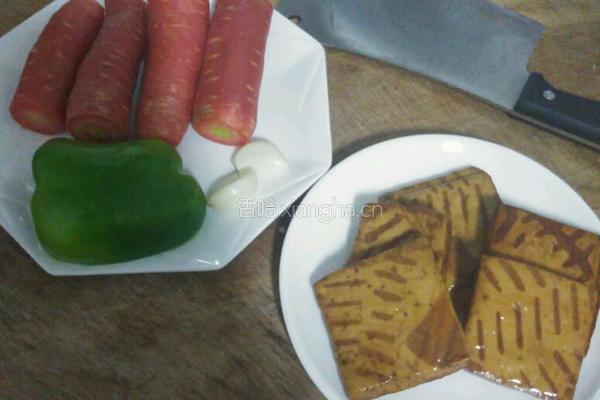 红萝卜炒豆干的做法图解1