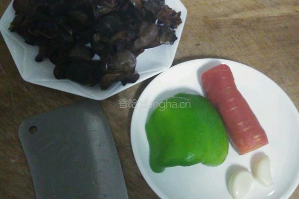 单炒黑木耳的做法图解1