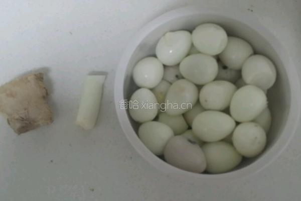 虎皮鹌鹑蛋的做法图解1