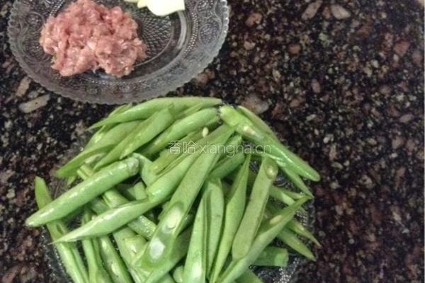 肉末四季豆的做法图解1