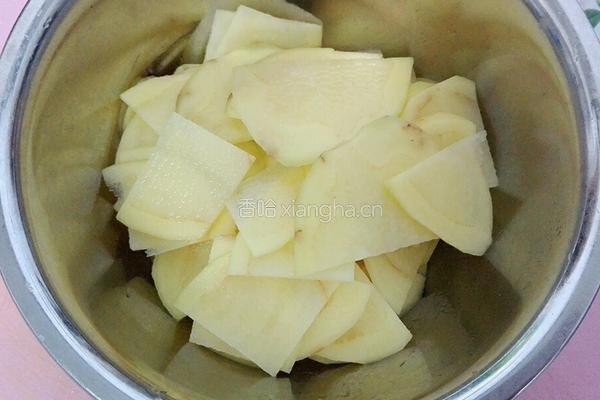 剁椒土豆片的做法图解1