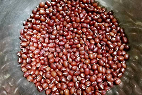 红豆小米粥的做法图解1