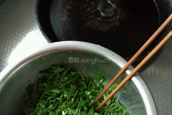 韭菜煎饼的做法图解1