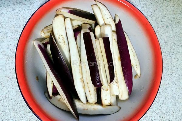 鱼香茄子的做法图解1