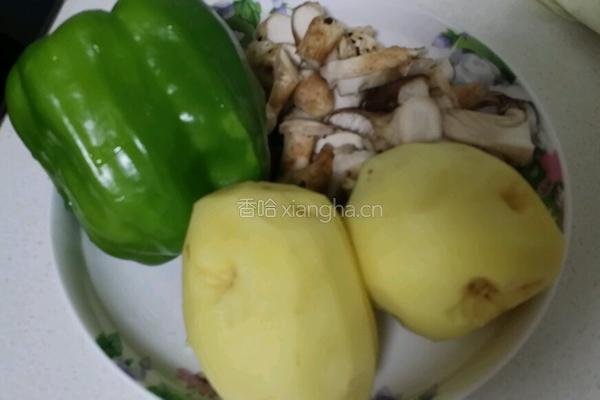 土豆片炒大辣椒的做法图解1