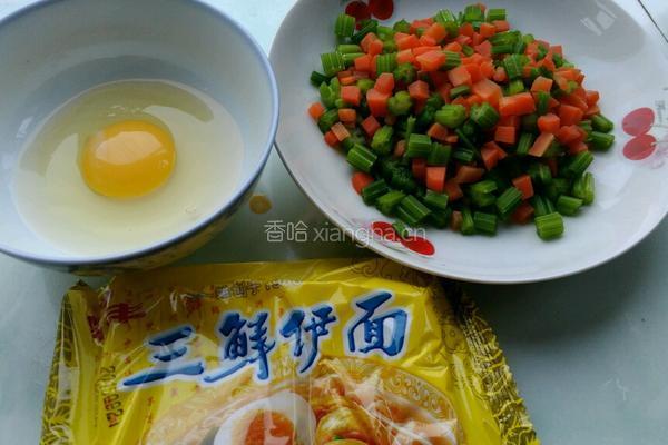 胡萝卜方便面的做法图解1