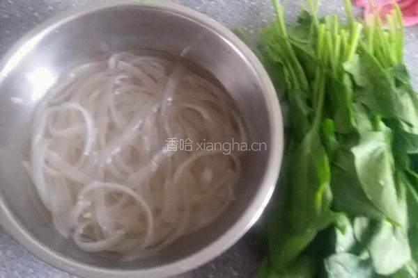 菠菜炒宽粉条的做法图解1