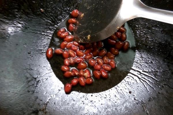 油炸花生炒苦瓜鸡蛋的做法图解3