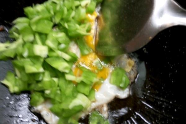 油炸花生炒苦瓜鸡蛋的做法图解6