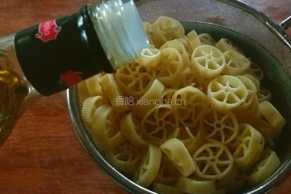 意大利面（红酱煎牛小排车轮面）的做法图解7