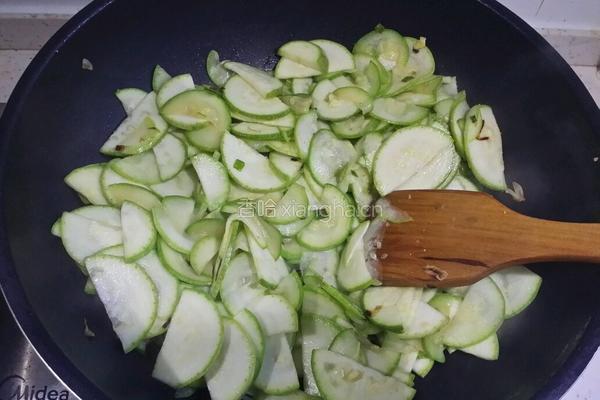茭瓜炒鸡蛋的做法图解4