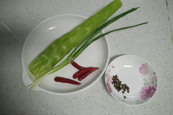 生拌莴苣丁的做法图解1