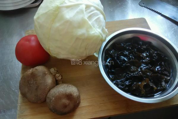香菇木耳卷心菜的做法图解1