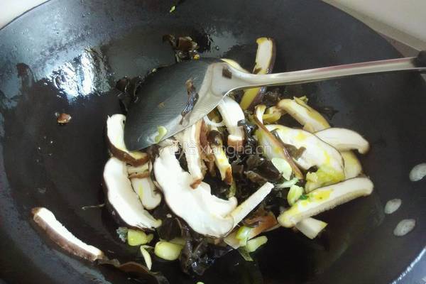 香菇木耳卷心菜的做法图解8