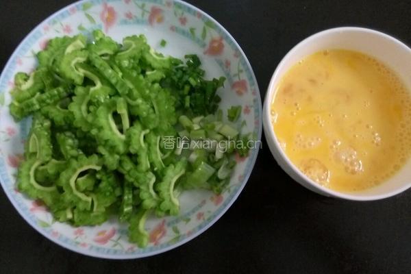 苦瓜炒鸡蛋的做法图解2