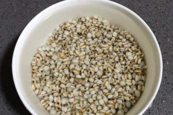 薏米红豆汤的做法图解2
