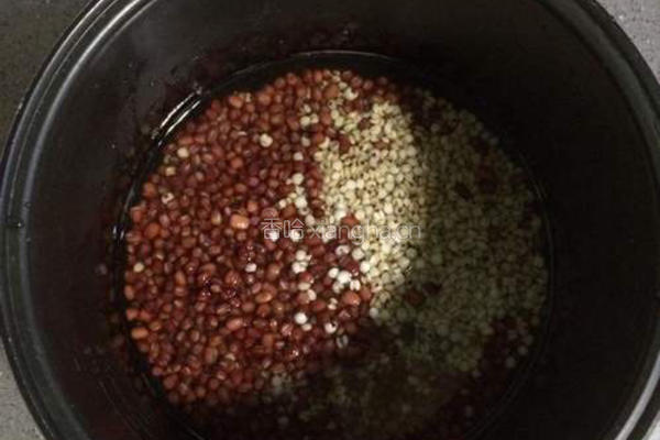 薏米红豆汤的做法图解3