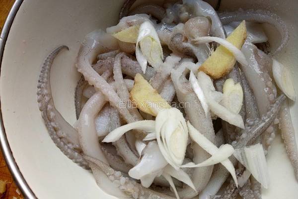 油冲菊花鱿鱼的做法图解4