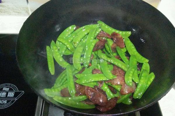 荷兰豆炒腊肠的做法图解5