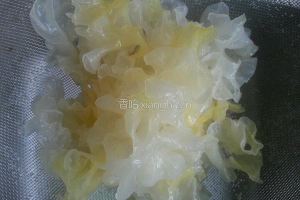 银耳枸杞炖燕窝的做法图解2