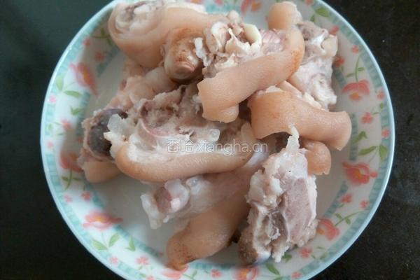 猪脚炖花生的做法图解3