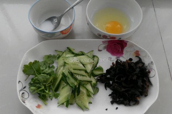 黄瓜木耳鸡蛋汤的做法图解1