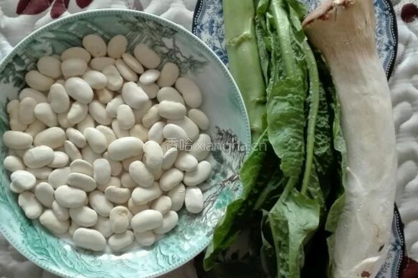 鸡腿菇莴笋芸豆汤的做法图解1