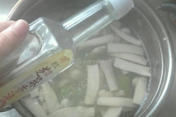 鸡腿菇莴笋芸豆汤的做法图解12