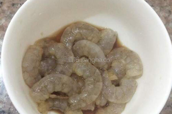 鲜虾炒面的做法图解2