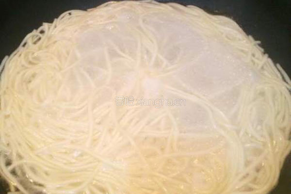鲜虾炒面的做法图解4