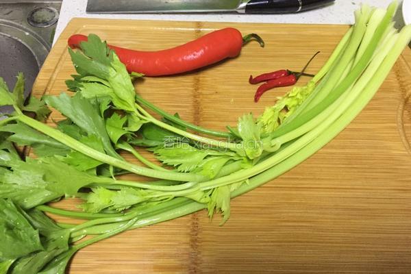 芹菜炒鲜鱿的做法图解8