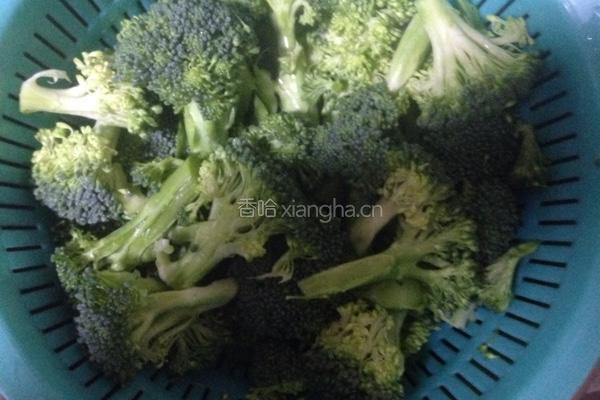 番茄酱炒西兰花的做法图解1