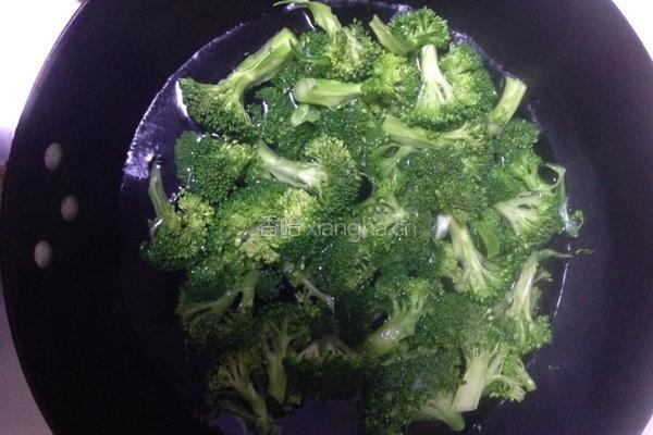 番茄酱炒西兰花的做法图解2