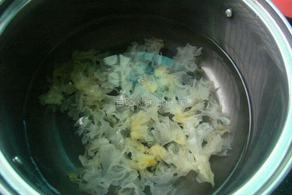 银耳莲子羹的做法图解1