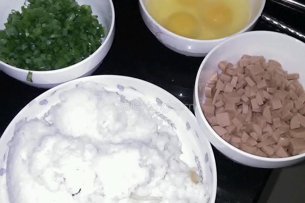 鸡蛋火腿肠炒饭的做法图解1